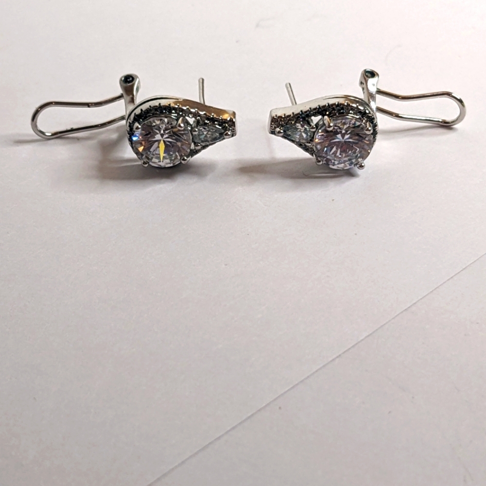 Elegant Teardrop CZ Leverback Earrings – Silver Tone - Picture 4 of 9